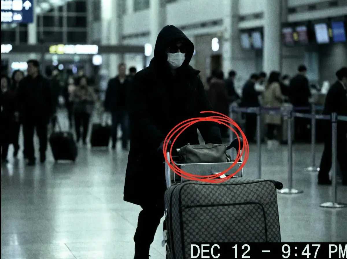 91吃瓜 机场偷拍 - 神秘礼物袋引发猜测